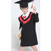 Vêtements et chapeau rouges à double épaisseur, certificat de fin d'études.