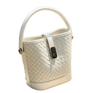 2026 New Fashion Top Grade Sheepskin Large Capacity Woven Crossbody Bucket Bag Chain Strap Hasp Closure Polyester Lining Women's