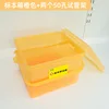 La caja de transporte de muestras incluye dos gradillas para tubos de ensayo de 100 pocillos.