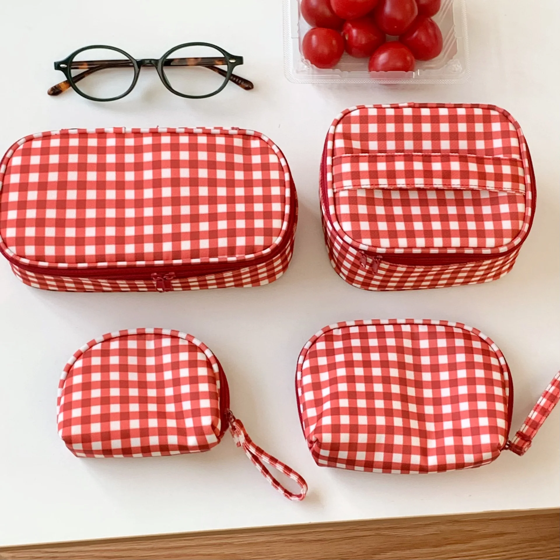 Multi-style Portable Red Gingham Pattern Girls Travel Cosmetic Bag with Zipper Closure Fashion Outdoor Wash Storage Bag for Lady