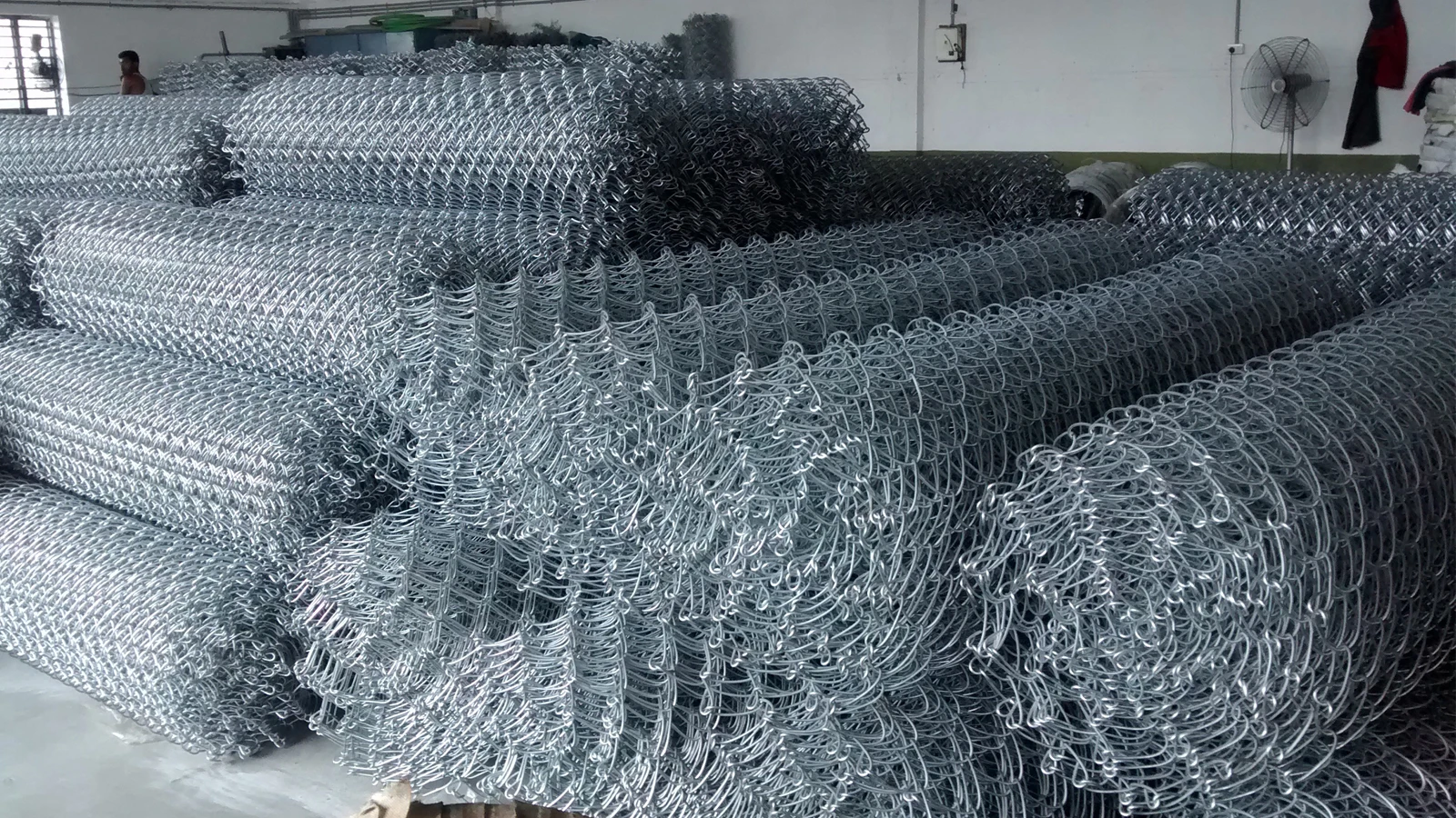 Widely used galvanized and pvc coated chain link of mesh fence wire cost for farm and school factory