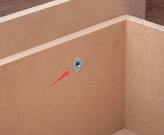 Оцинкованная гайка M8 Furniture Four Claw Tee Nut