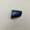 Una cubierta delantera izquierda negra