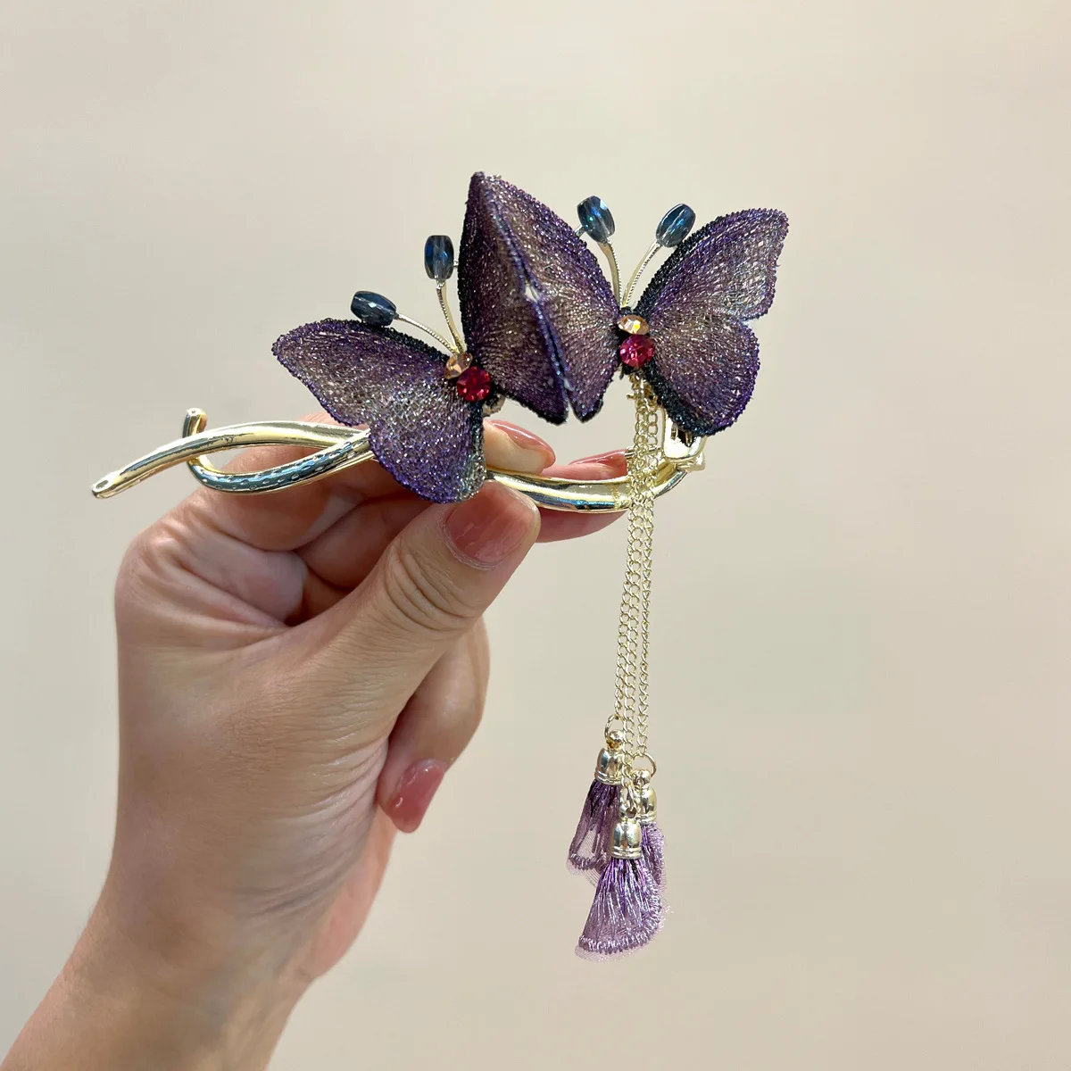 Big Butterfly Hair Clips - Stylish Metal Claw Accessories display picture 3