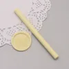 8-Varilla de cera pequeña de color amarillo claro con un diámetro de 07 cm.