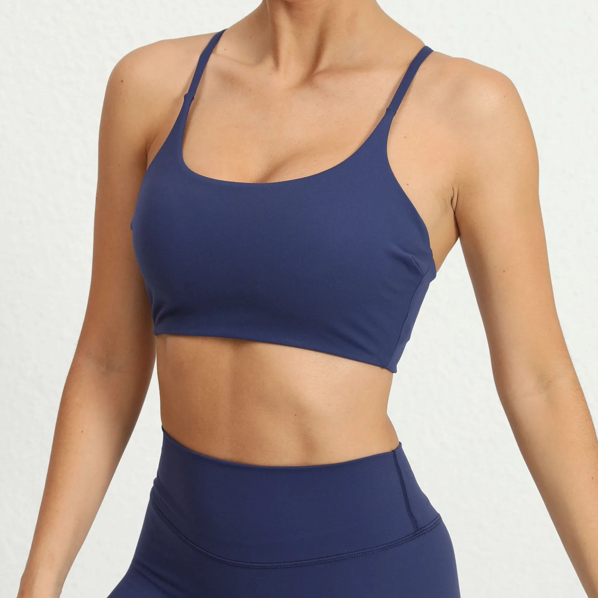 Soutien deportivo para mulleres sexy coa espalda cruzada, ideal para gimnasio e fitness. Soutien gimnasio cómodo e antivibracións para mulleres, perfeito para yoga e vestido de deporte.