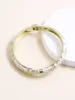 Four-leaf clover-pale gray oval