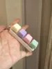 Quatre liens coquille blanche jaune clair violet clair rose clair