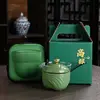Boulettes hautes, un pot de tasse, un sac de voyage