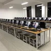 La sección trasera incluye dos taburetes.