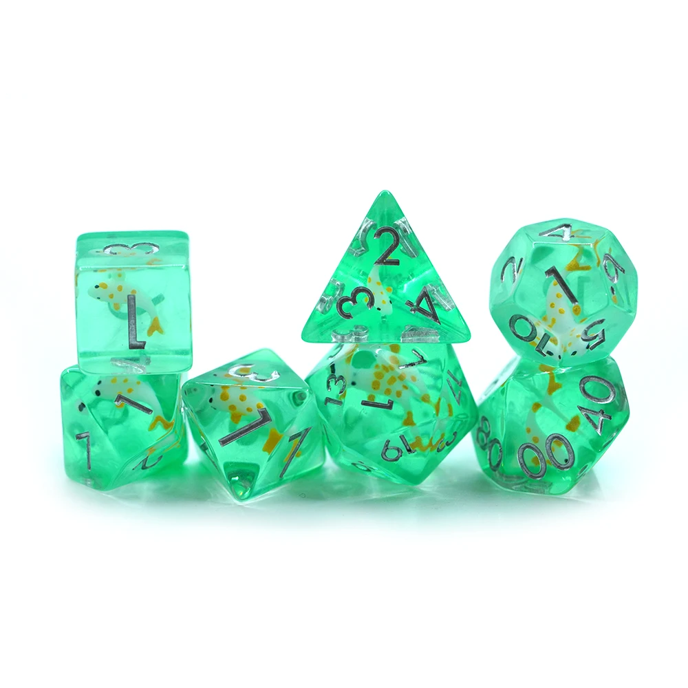 Conxunto de dados DND verdes artesanais de resina poliédrica con incrustacións douradas para xogo RPG