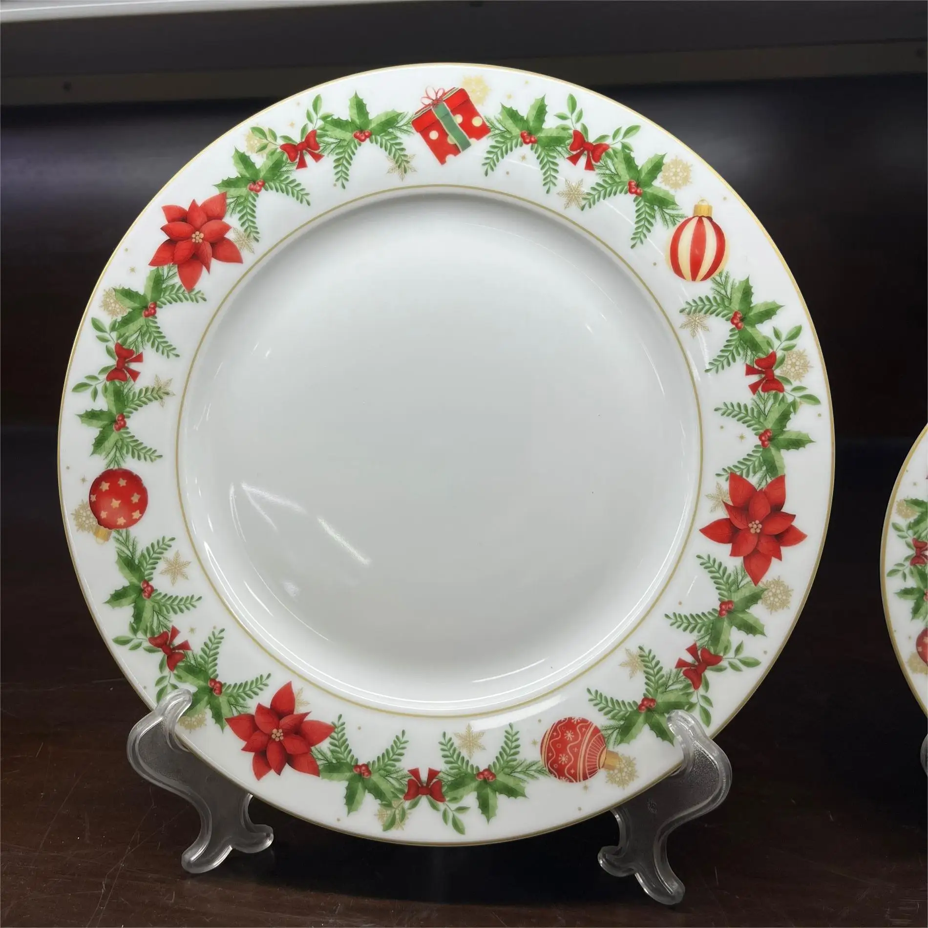 Certified International Christmas Story Red & Green Porcelain Fine Bone china 10.5in 8.5in 7.5in Dinner Plates factory