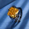 Anillo de oro negro de talla abierta con diamante de alto carbono y diamante amarillo