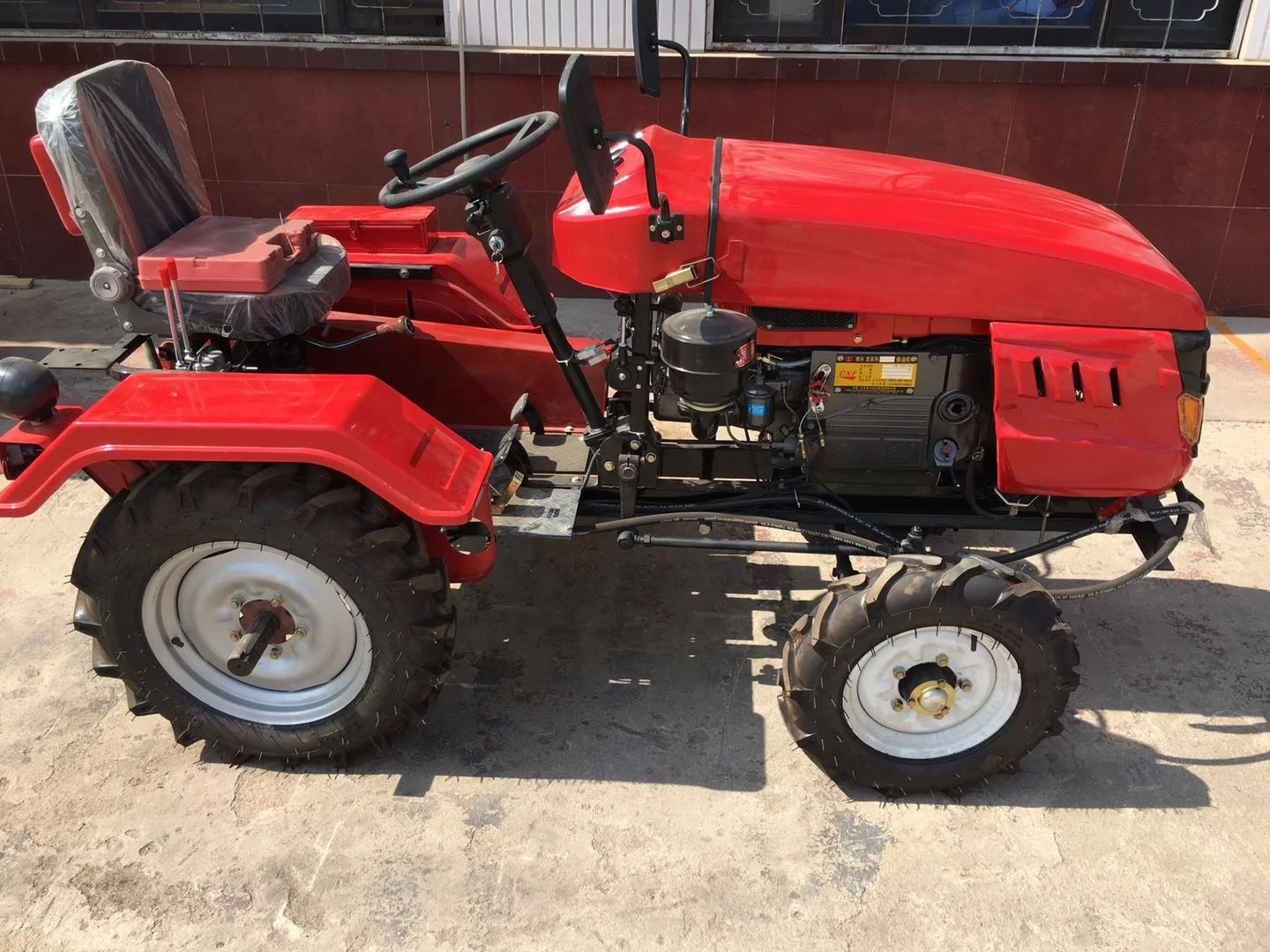 SX-15Z 4WDミニ農業トラクター 15馬力 2WD 赤色 エンジン付き
