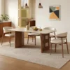 Una mesa con cuatro sillas