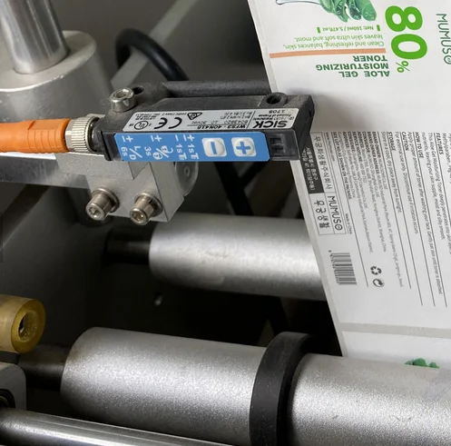 
Настольные полуавтоматические этикетировочные машины для круглых бутылок, банок, банок 