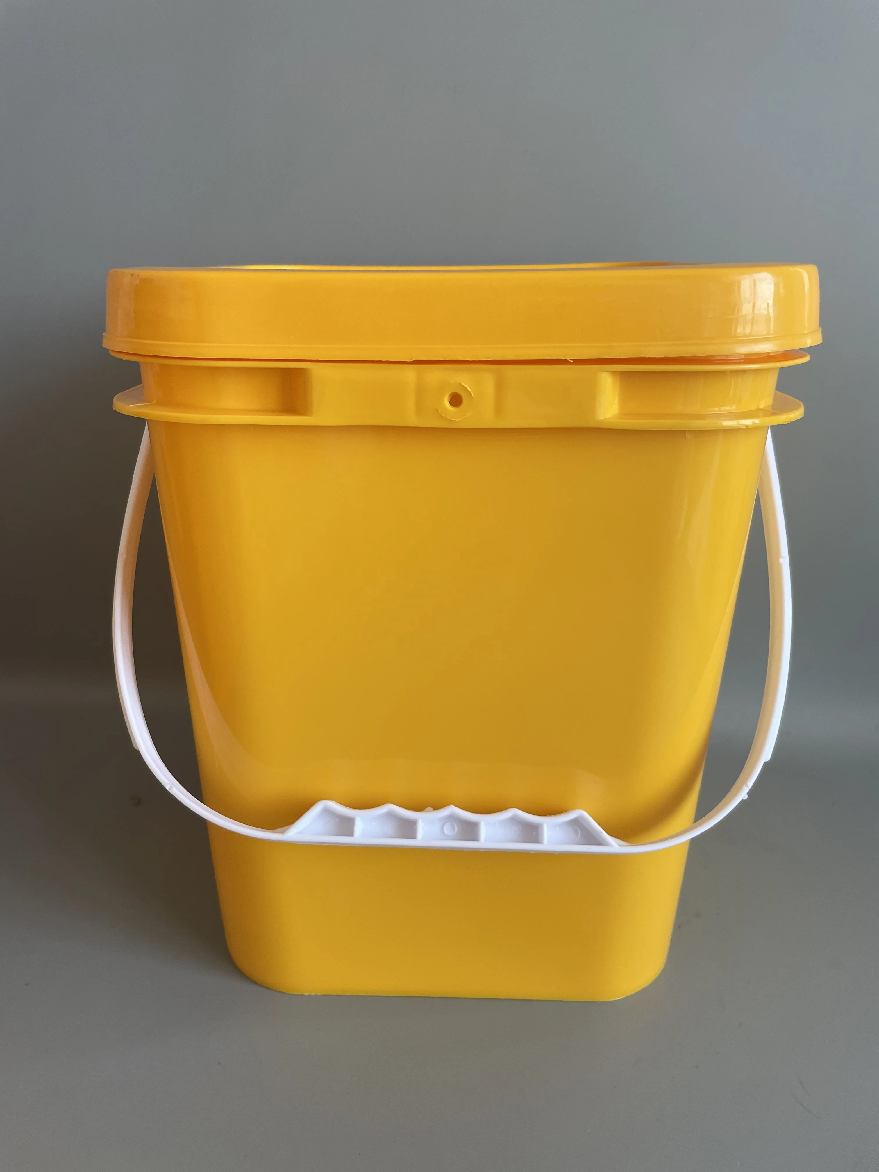 Squre Bucket 8 litre plastic square bucket with handle and lid for sale| Alibaba.com