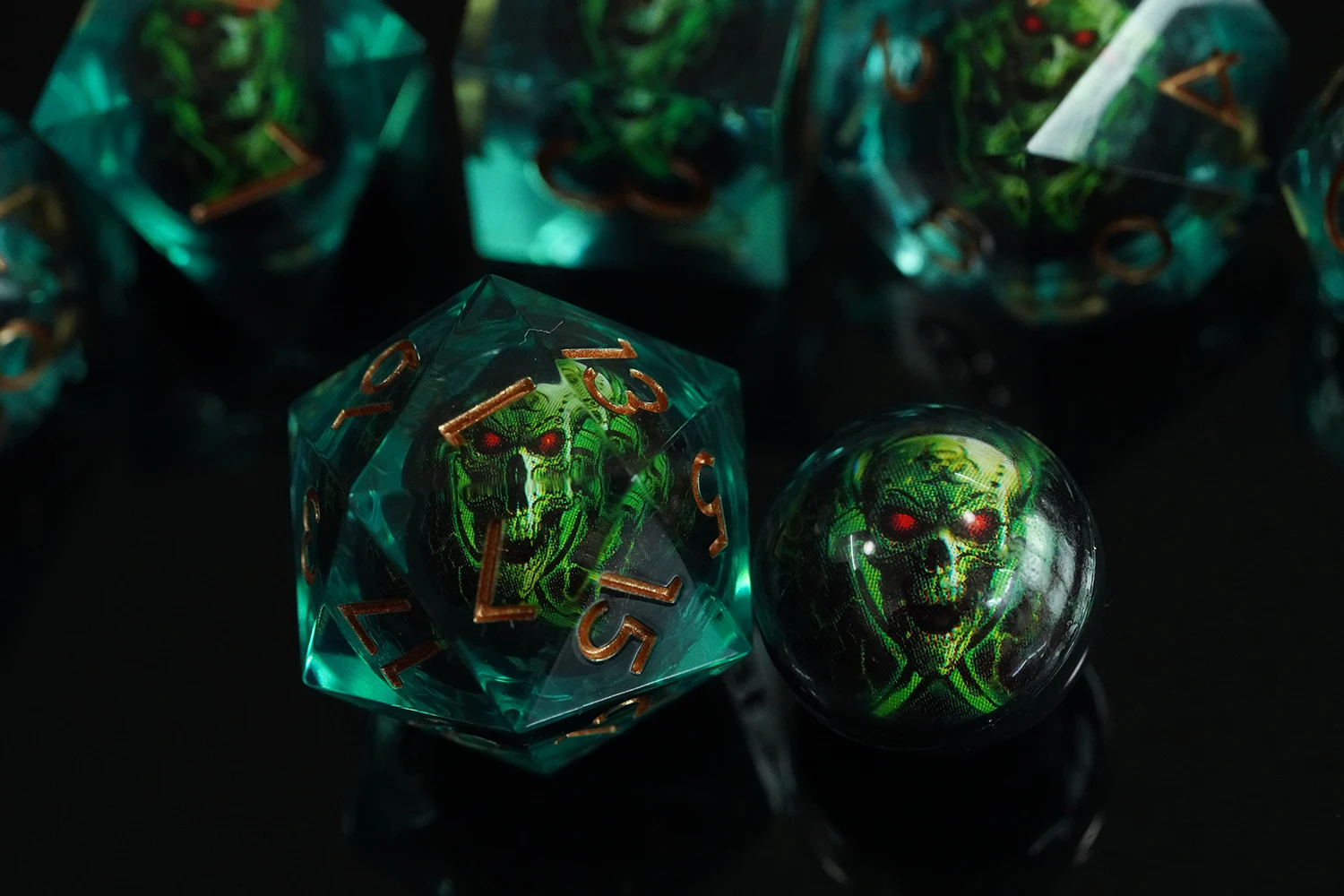 Yushun Dnd New Skull Head Resin Polyhedral Dice Sets Ghost Skeleton Liquid Core RPG Board Game Dice manufacture