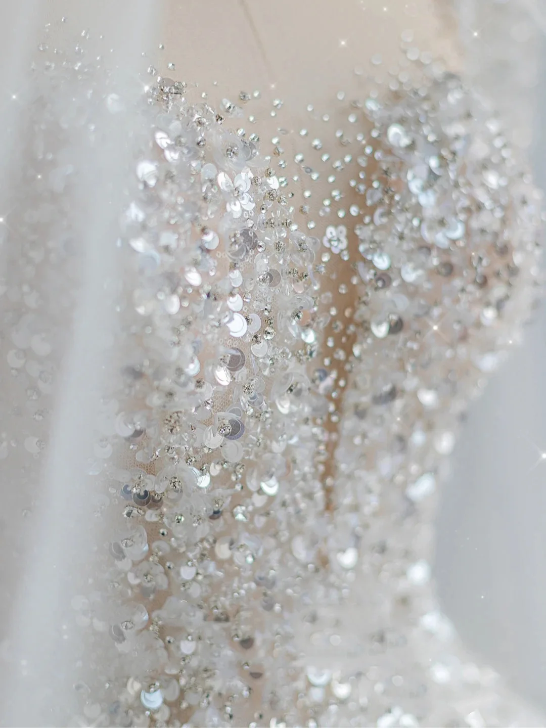 mermaid silhouette is form-flattering with a sophisticated lace-edge V-neckline main image 1
