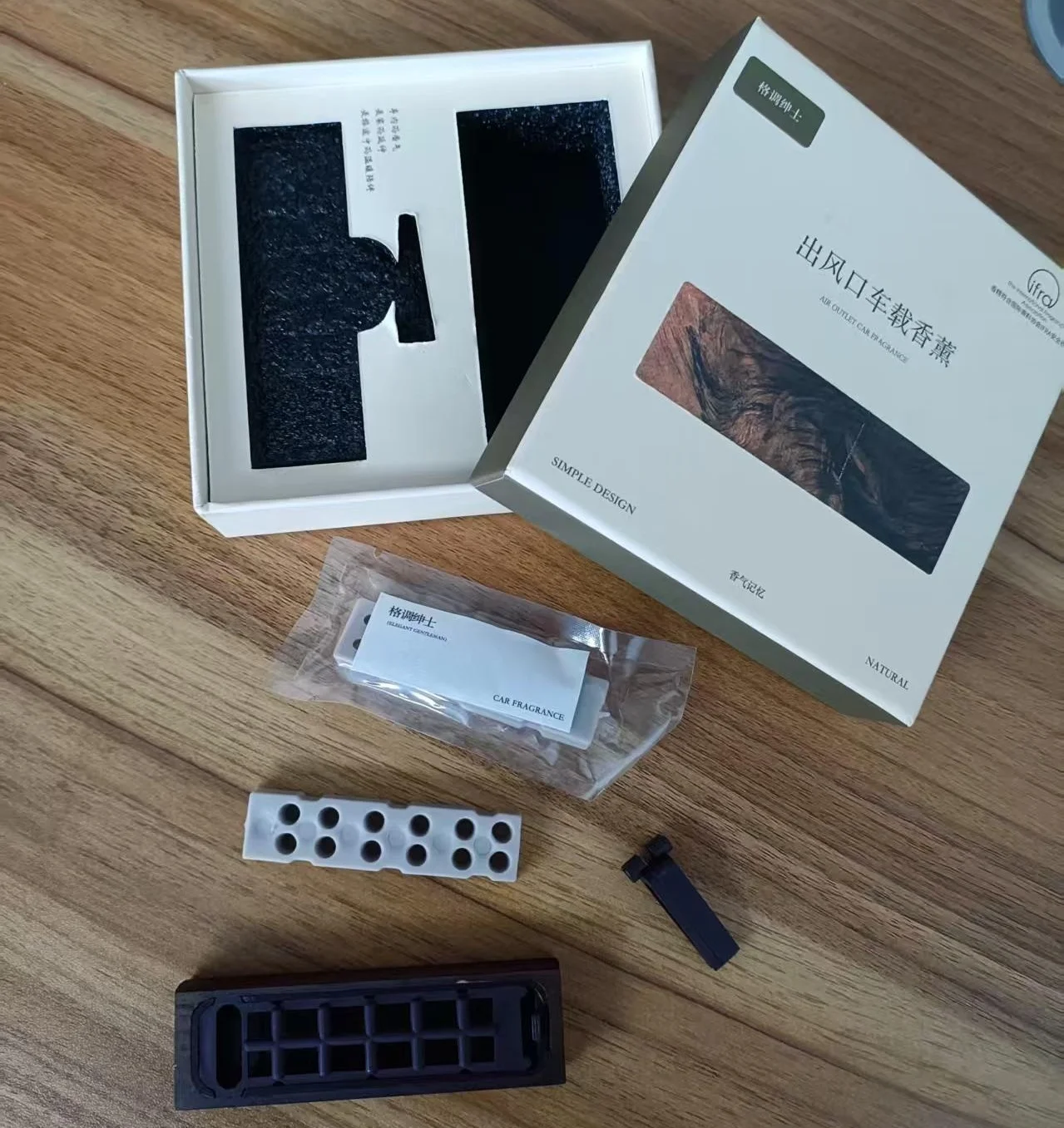 Modern Design Car Conditioner Air Freshener Plastic Perfume Vent Decorative Wooden Diffuser Fragrance Ornament