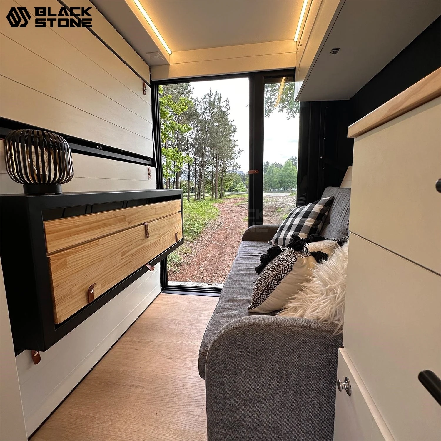 New Design Factory Customized  4x4 Mobile Van Motorhomes Campervan Dry  Weight 700kg VANBOX