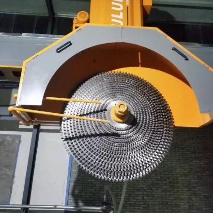 Calibrated tower saw - even segment contact with stone