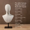 testa beige con base quadrata nera