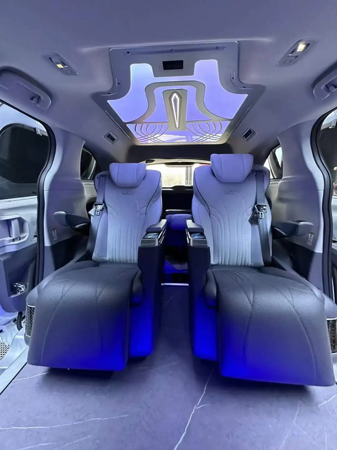 Customized Electric Luxury VIP Seats with Wireless Charging for Toyota Sienna Granvia Vito Van Aero Seat Conversion
