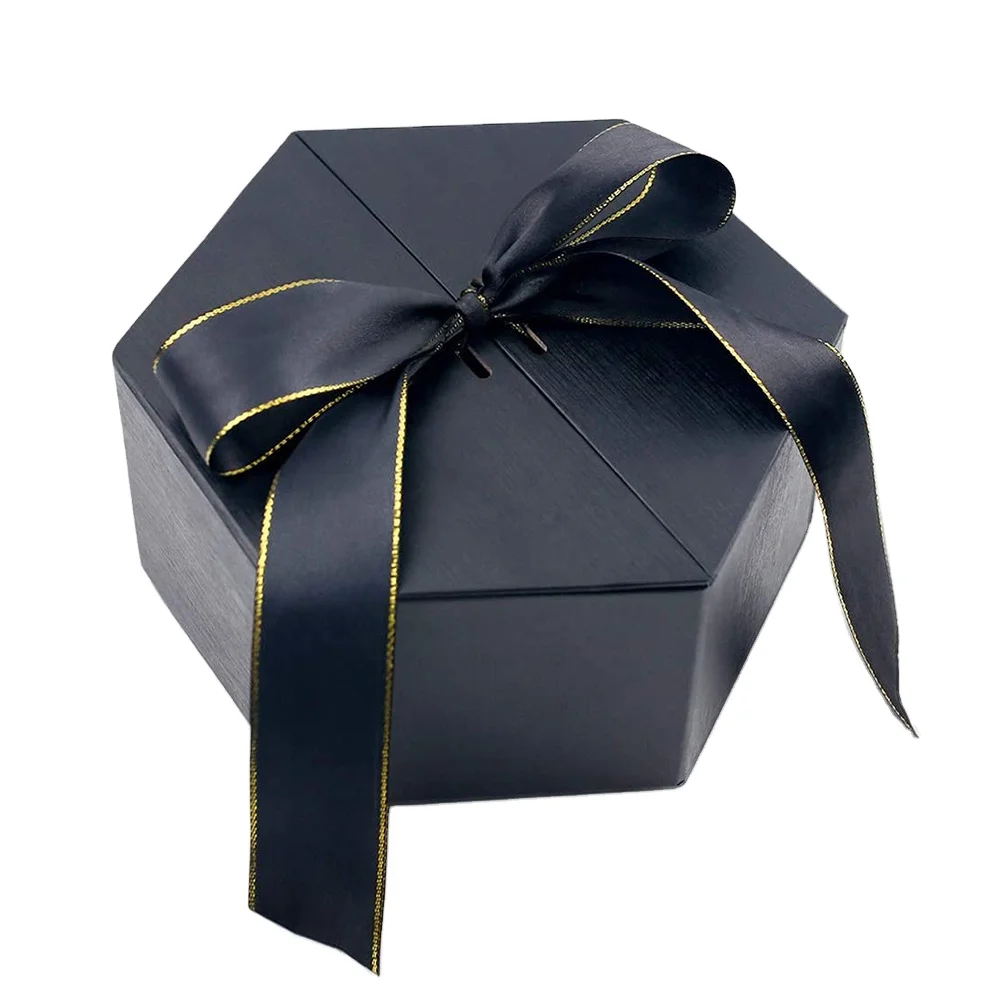 Подарок черного цвета. Черный подарок. Подарочная коробка черная. Черный матовый подарок.