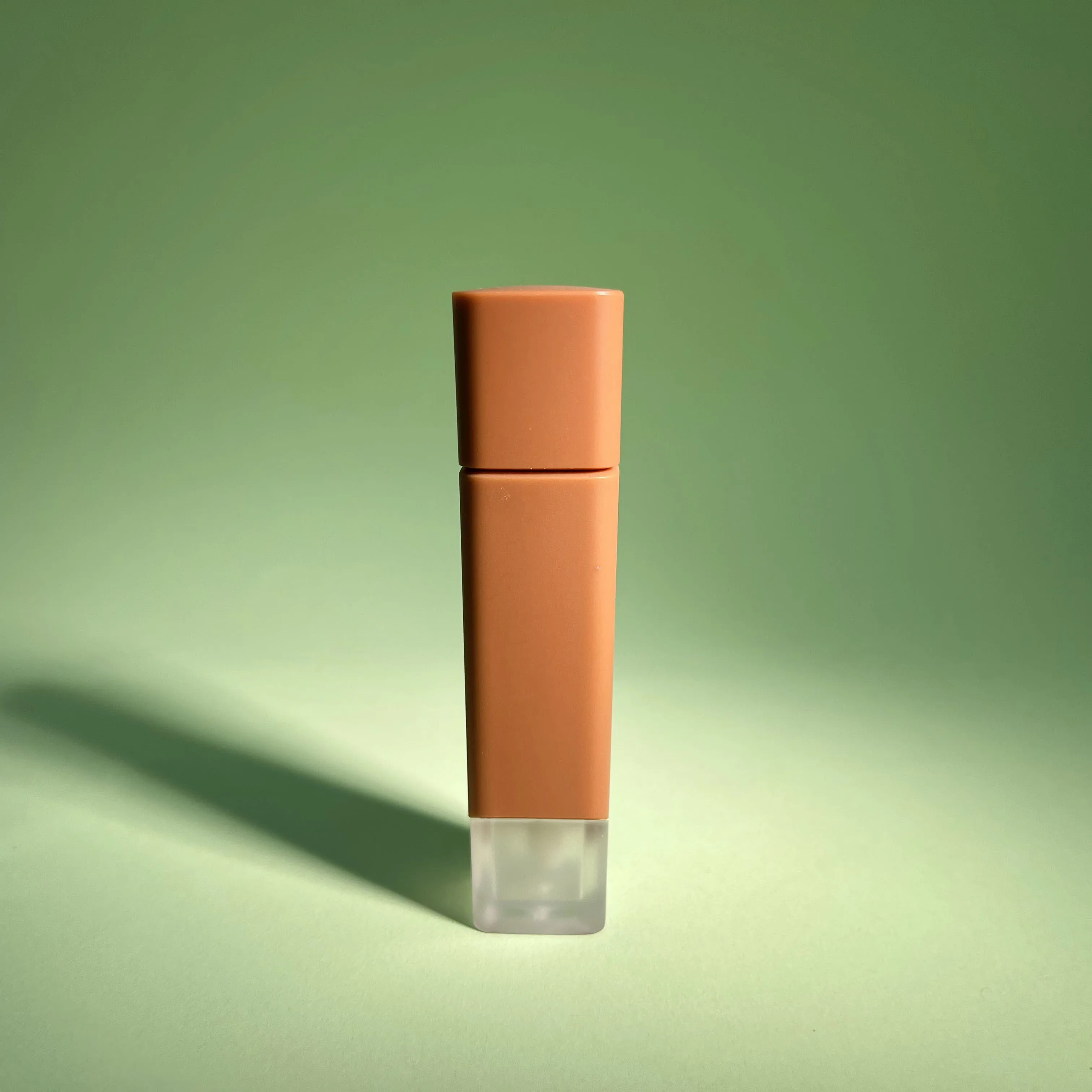 Tube de brillant à lèvres carré de 5 ml en vente chaude Le tube de rouge à lèvres en plastique peut être un sous-emballage de cosmétiques avec logo personnalisé bouteilles vides