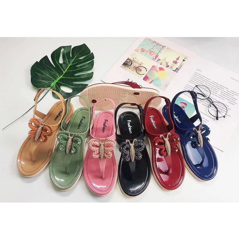 
 Сделанные в Китае красивые дизайнерские женские туфли и сандалии из поливинилхлорида  