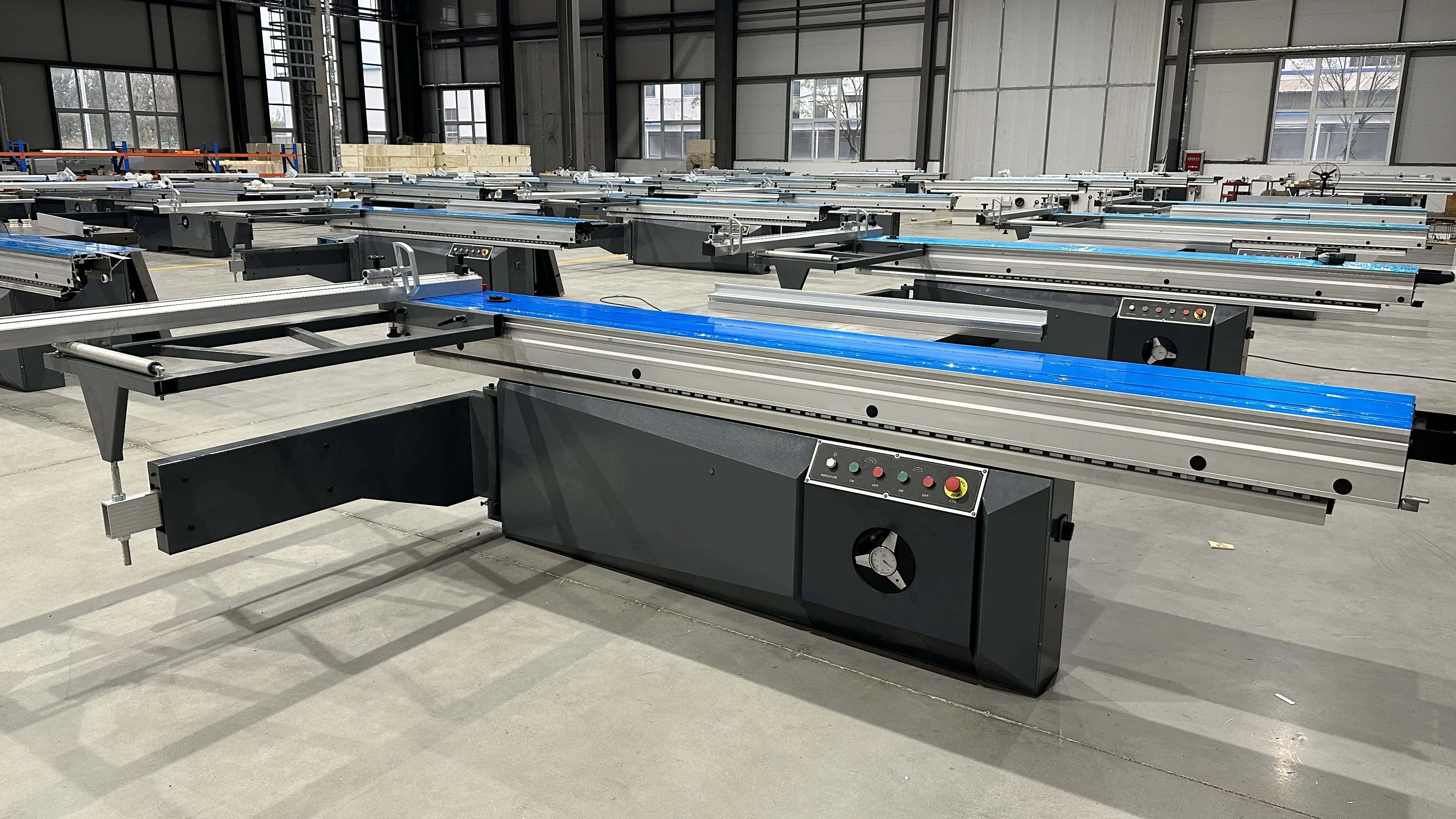 High-Accuracy Horizontal Wood Board Panel Saw Machine 220V New and Used for Furniture Manufacturing