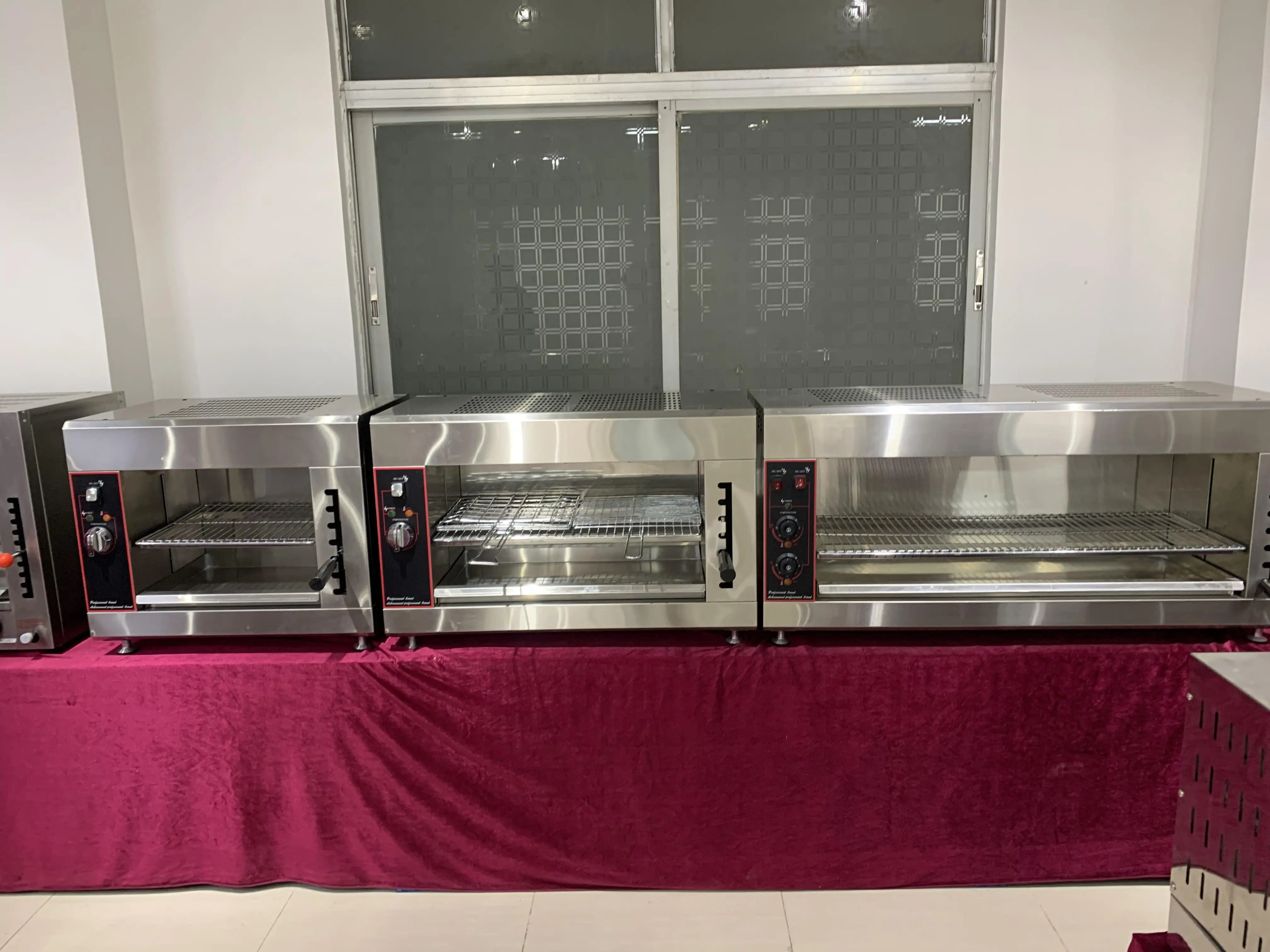 Automatic Gas Shawarma machine with 4 burners stainless steel shawarma grill machine, kebab grill machine with cabinet details