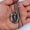 Cadena de acero con ala de ángel plateada.