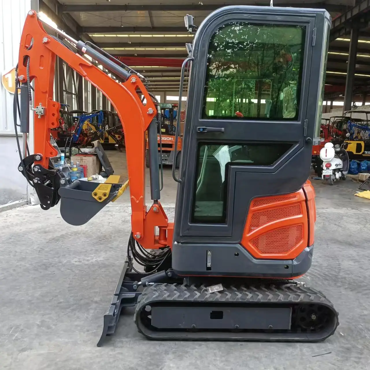 家庭用ミニショベル 1800kg アクセサリー付き スイングブーム