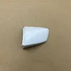 Una cubierta delantera izquierda blanca