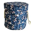 Bolso tipo cubo con estampado de huellas de pata de perro negro.