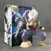Gohan, dios blanco, en cuclillas