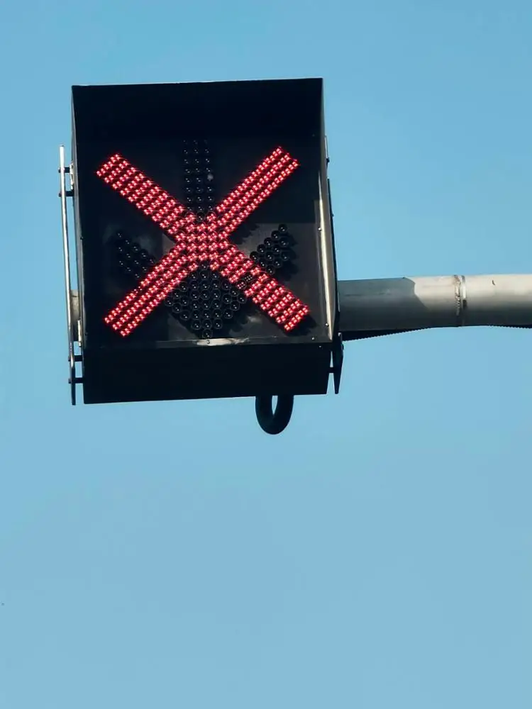 Red Cross Green Arrow Led Display Board Sign High Way Subway Metro Station Led Light Guide Panel