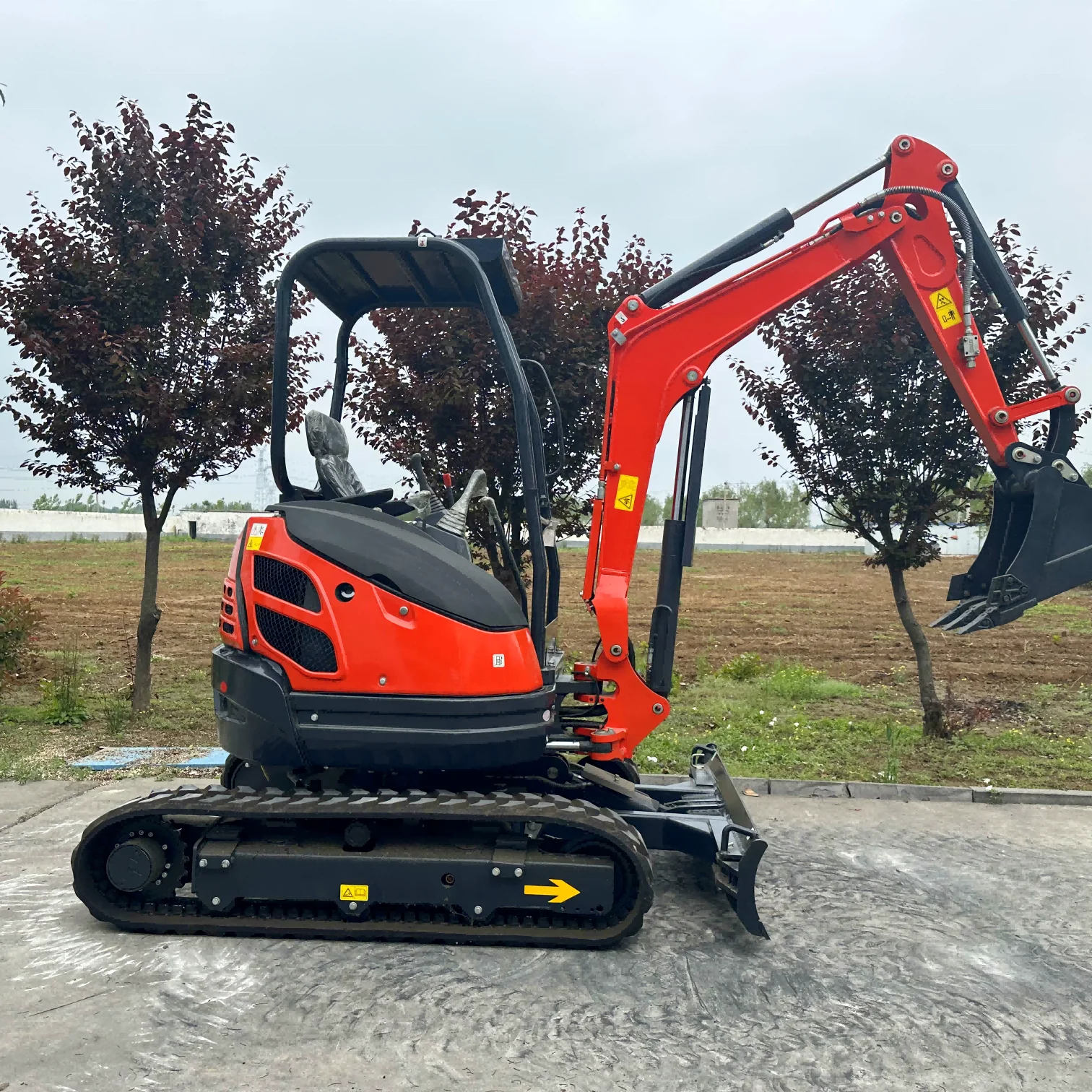 QILU Support Customized Hydraulic Mini Small Excavator Crawler Digger High Operating Efficiency Machine