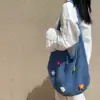 Borsa con fiori blu sparsi