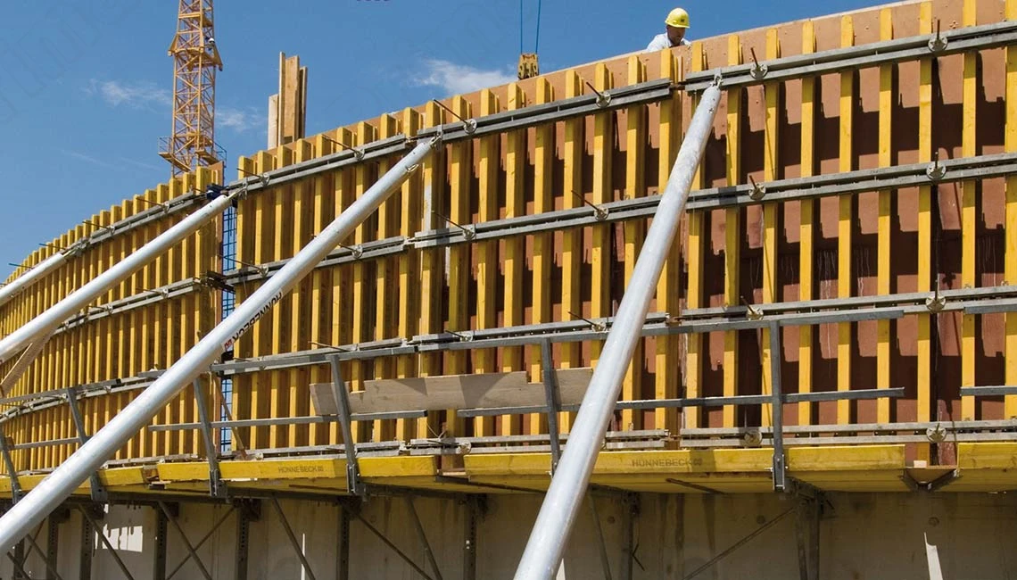 Рабочие колонны. Колонна (архитектура). Металлические клинья для выверки колонн. Рабочие колонны. Рабочий шов бетонирования в колонне.