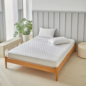 Quilted Fitted Polyester Fiber Breathable Mattress Protector Cover With Pillowcases Waterproof Bedspreads Mattress Protector