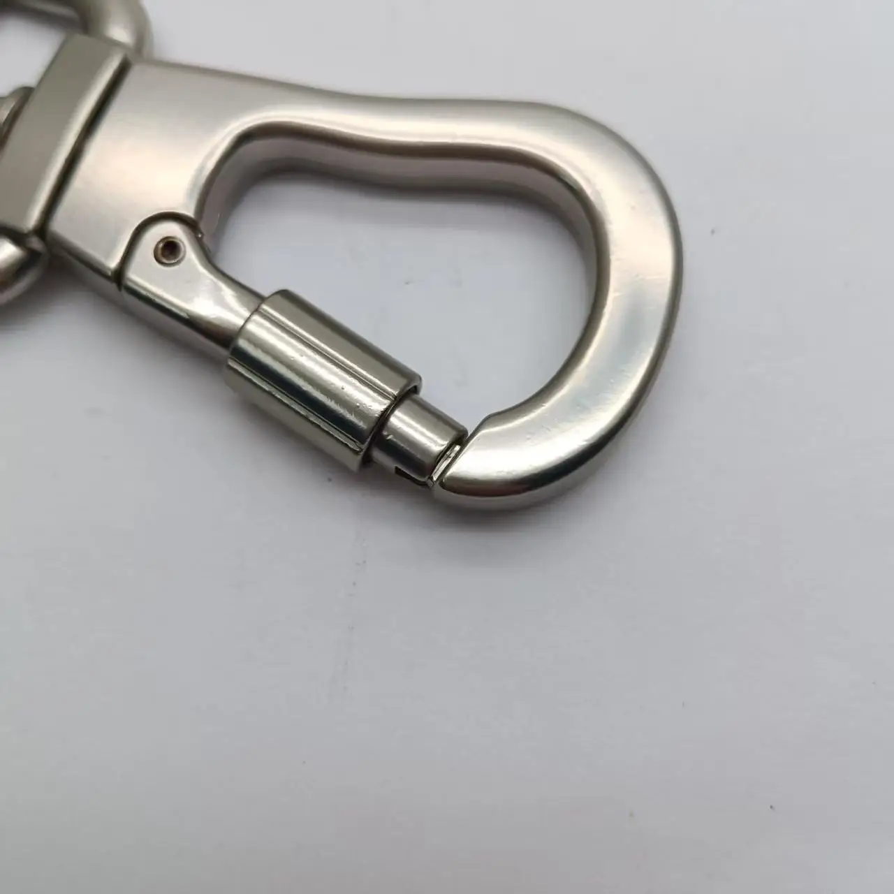 New Style 16/21/26MM Dog Snap Hook with Lock Rotating Swivel Hook with Screw for Dog Leash,collar