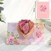 Tenendo in mano un bouquet di polvere di fiori