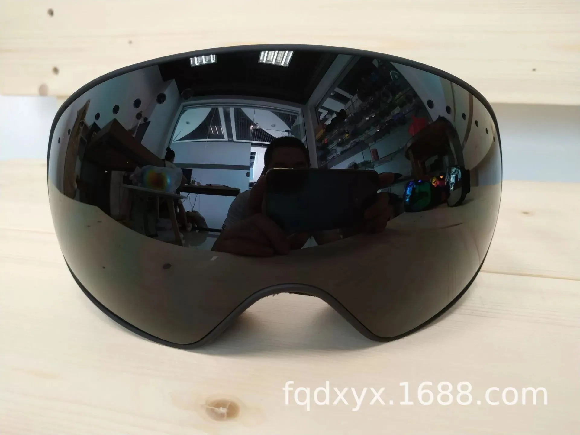 Spherical Lens Ski Goggles with Double Anti-Fog and Wide Field of View for Outdoor Skiing