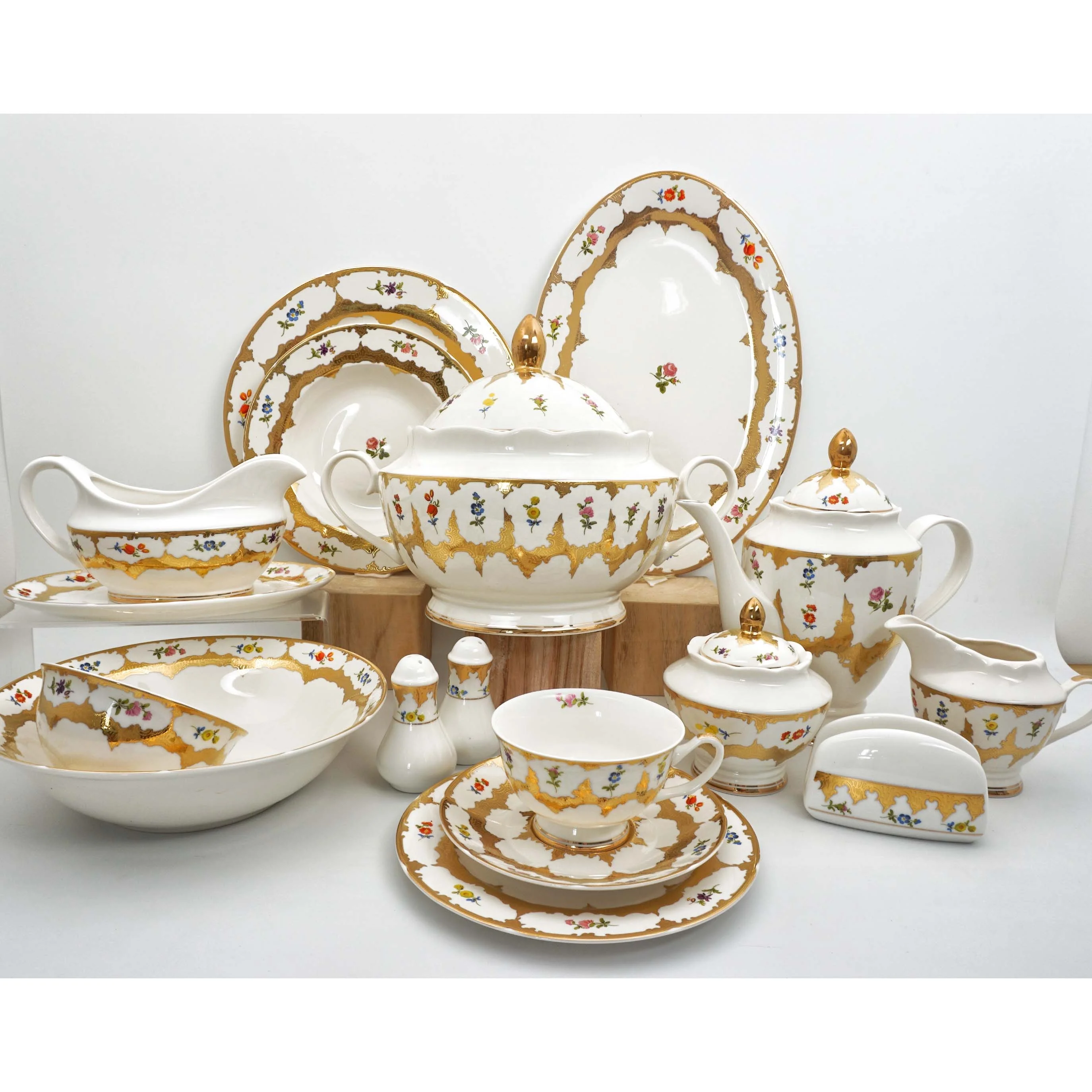 Embossed Gold Ceramic with Gold  Procelana 12 Person Russian Tableware Luxury Porcelain Dinnerware Dinner Sets