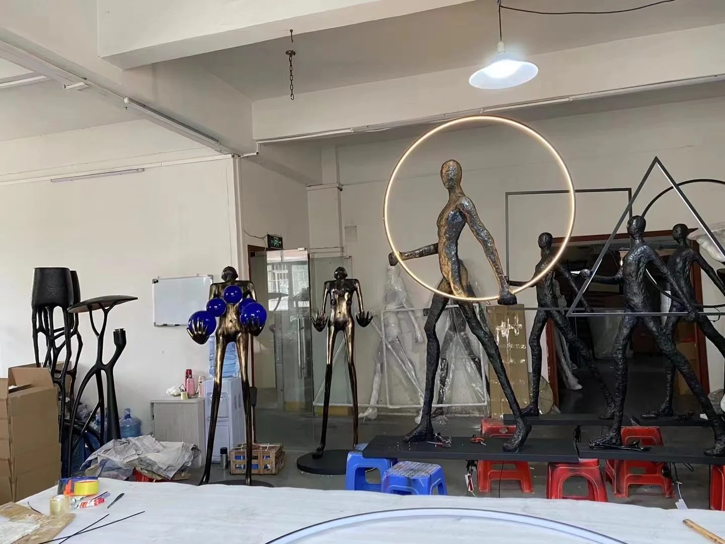 Modern Art Deco LED Resin Man Woman Glass Ball Sculpted Floor Lamp for Living Room Corner Decoration Stand Alone Standing Lamp