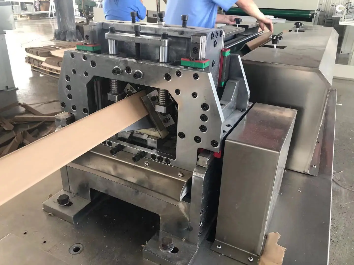 High Speed Kraft Paper Edge Board Punching Cutter Machine Paper Angle V Corner Edge Protectors Making Machine