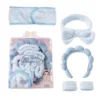 Conjunto azul de cinco piezas.